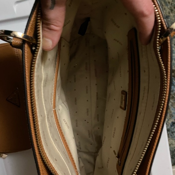 Guess bag and matching wallet slightly used paid 80 for the set $25 obo - Picture 3 of 5